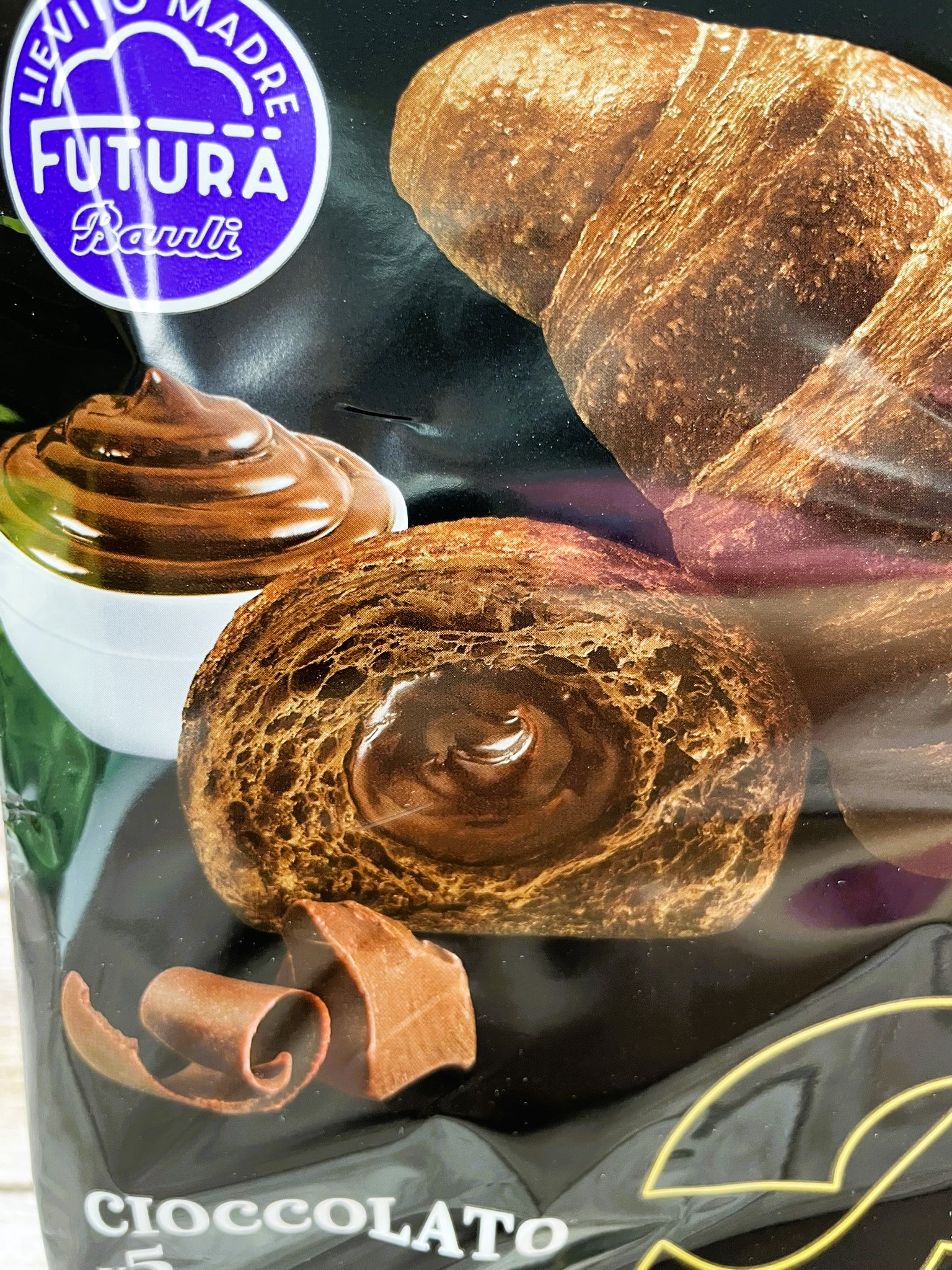 638 CZEKOLADOWY CROISSANT Z CZEKOLADOWYM NADZIENIEM NA DESER